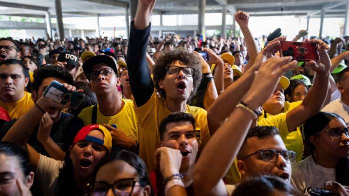 Fotografía de archivo del 14 de julio de 2024 de estudiantes de la Universidad Central de Venezuela que gritan en un acto de campaña del entonces candidato a la presidencia de Venezuela, Edmundo González Urrutia.