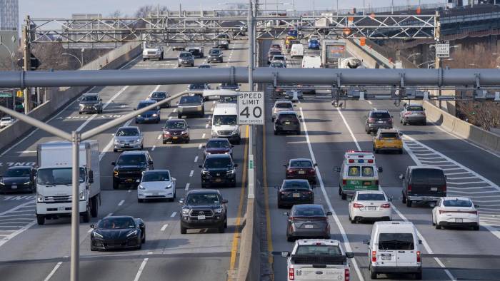 Fotografía de vehículos en una autopista de Estados Unidos.