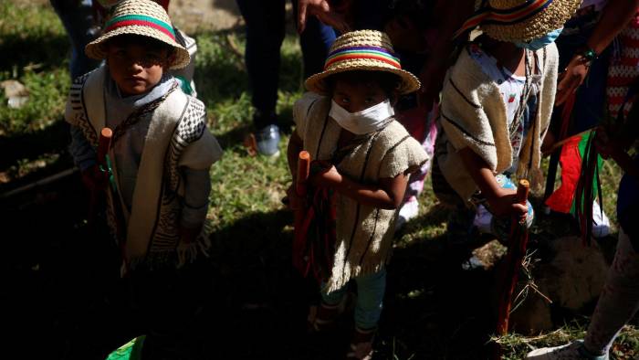 Fotografía de archivo de niños indígenas que participan en un homenaje a la asesinada gobernadora indígena Cristina Bautista junto a cuatro guardias, en la vereda la Luz de Tacueyó, Cauca.