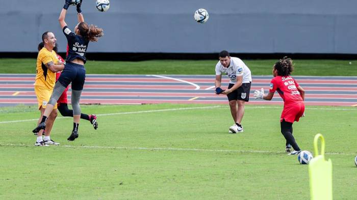 La Selección Femenina de Panamá en su último entrenamiento en el estadio Rommel Fernández antes de viajar a México.