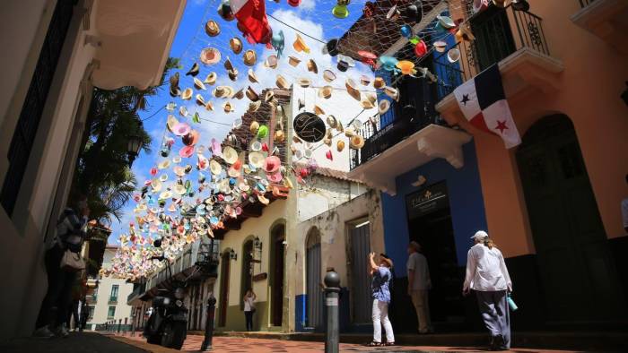 Turistas recorren el pasillo de los sombreros, ubicado en el Casco Antiguo de la ciudad de capital.