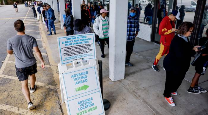 Personas esperan en fila para emitir su voto durante el primer día de votación anticipada en Georgia para las elecciones presidenciales de EE.UU. en la Oficina principal de Registro de Votantes y Elecciones del Condado de Dekalb en Decatur, Georgia.