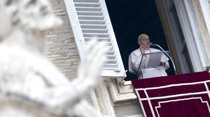 El papa Francisco dirige el rezo del Ángelus desde la ventana del Palacio Apostólico que domina la Plaza de San Pedro.