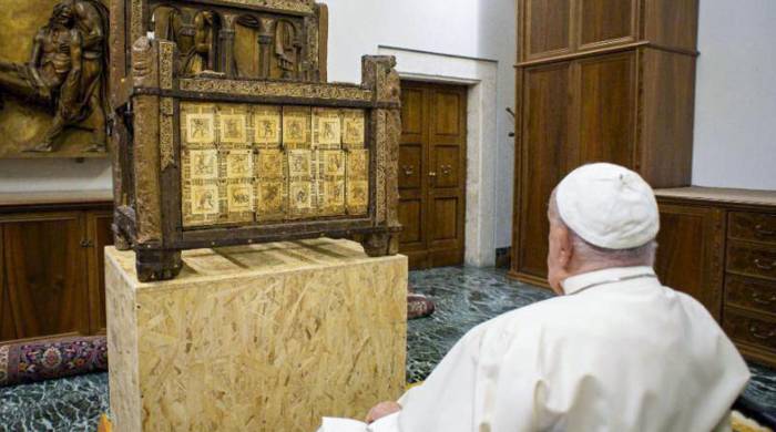 El antiguo trono de madera que según la tradición perteneció al apóstol san Pedro.