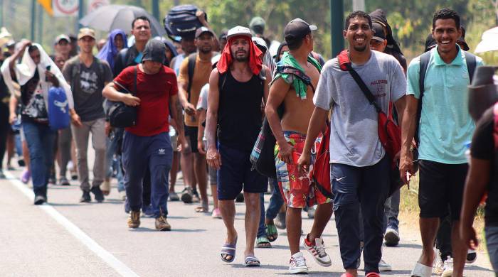 Migrantes caminan durante una caravana que se dirige a la frontera con Estados Unidos el 5 de abril de 2024 en el municipio de Tapachula, estado de Chiapas.