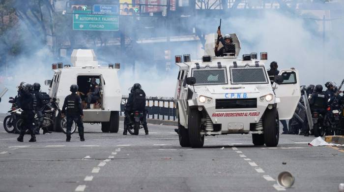 Fotografía del 29 de junio de 2024 en donde se ven a integrantes de la Policía Nacional Bolivariana (PNB) mientras enfrentan a manifestantes opositores, durante una protesta contra de los resultados de las elecciones presidenciales en Caracas.