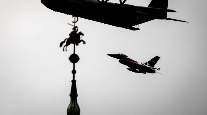 Foto archivo. Un avión Hércules C-130 y un caza F16 vuelan junto a la silueta del castillo de Kronborg, este jueves en Elsinore, Dinamarca.