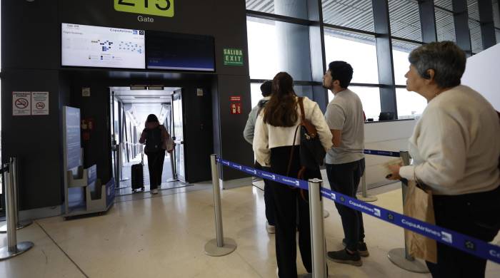 Fotografía de archivo en donde se ven pasajeros que hacen fila en el Aeropuerto Internacional de Tocumen, en Ciudad de Panamá.