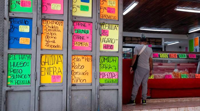 Fotografía de archivo en donde se ven precios de productos en la fachada de un local en Caracas, Venezuela.