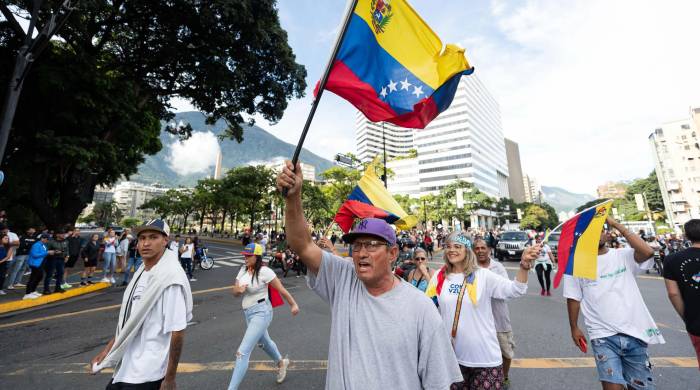 Fotografía de archivo donde se ve a personas durante una protesta contra los resultados oficiales de las elecciones presidenciales en Caracas.