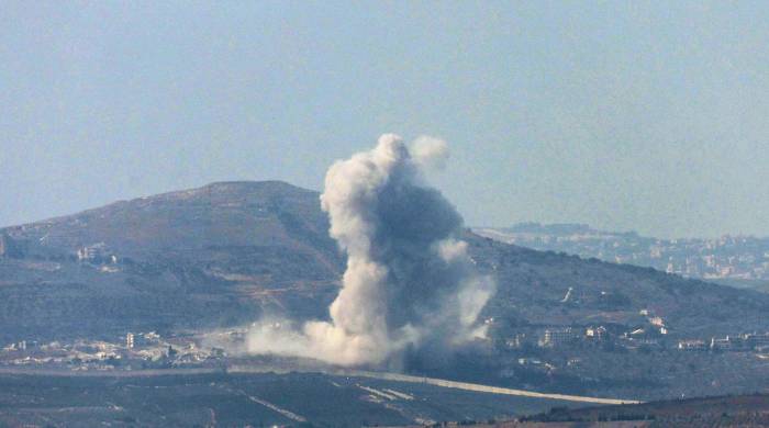 Columnas de humo como resultado de los combates en curso entre Israel y Hezbolá en la aldea de Odaisseh, en el sur del Líbano, en la frontera con Israel.