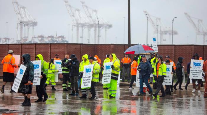 Miembros del sindicato de la Asociación Internacional de Estibadores (ILA) piquetean por un nuevo contrato laboral frente a la instalaciones de la Terminal Marítima de Dundalk en Baltimore, Maryland, EE. UU.