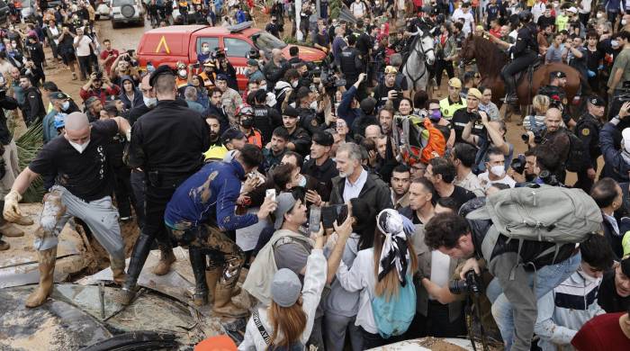 El rey Felipe VI trata de calmar a los vecinos indignados, durante su visita este domingo a Paiporta, epicentro de las inundaciones de Valencia, donde los reyes, el presidente del Gobierno, Pedro Sánchez, y el presidente regional de Valencia, Carlos Manzón, fueron recibidos con gritos de 'fuera', así como lanzamiento de barro.