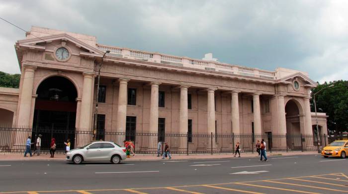 Vista de la fachada del Museo Antropológico Reina Torres de Araúz, ubicado en la Plaza 5 de Mayo.