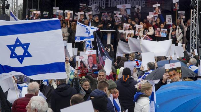 Familiares de israelíes retenidos por Hamás y rehenes ya liberados visitan este miércoles la Corte Penal Internacional (CPI) en La Haya, Países Bajos.