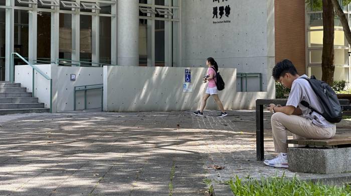 Un joven descansa frente a un centro de estudio de la Universidad Nacional de Taiwán (NTU), en Taipéi.