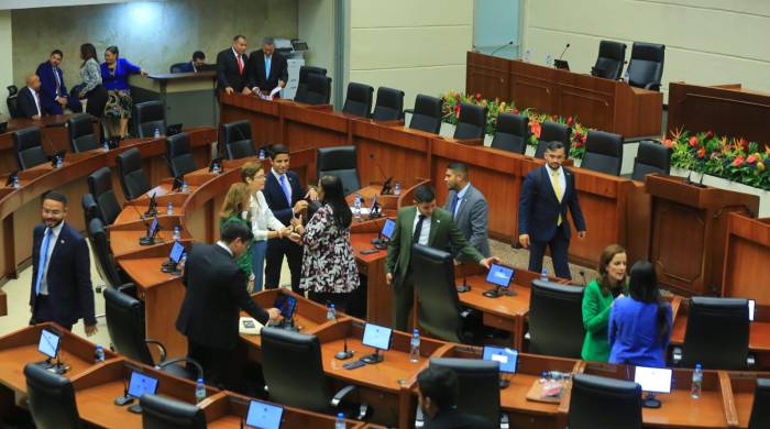 En la primera sesión formal diputados presentaron diversas iniciativas en el pleno legislativo.