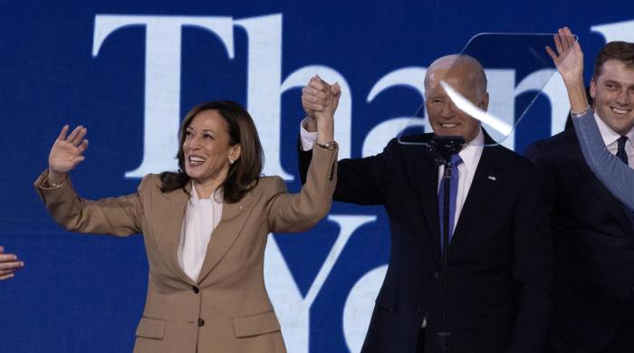 El presidente de Estados Unidos, Joe Biden (d), es recibido por la candidata presidencial demócrata a la vicepresidencia de Estados Unidos, Kamala Harris (i), tras el discurso de Biden durante la noche inaugural de la Convención Nacional Demócrata.