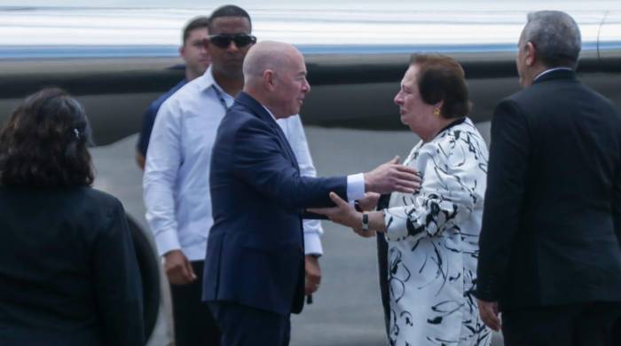 Mayorkas fue recibido por la embajadora de Estados Unidos en Panamá, Mari Carmen Aponte.