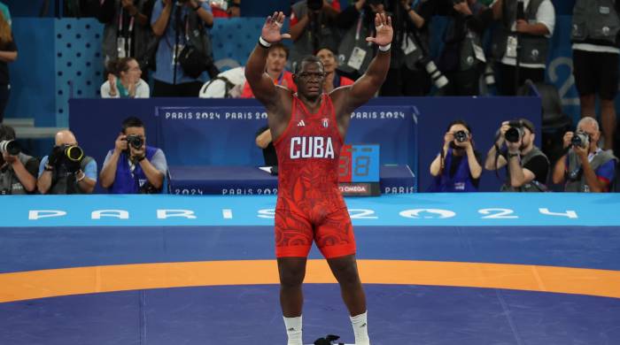 El luchador cubano Mijain López celebra con la medalla de oro en la final de Lucha Grecorromana, 130 kg masculino, de los Juegos Olímpicos París 2024, en la capital gala.