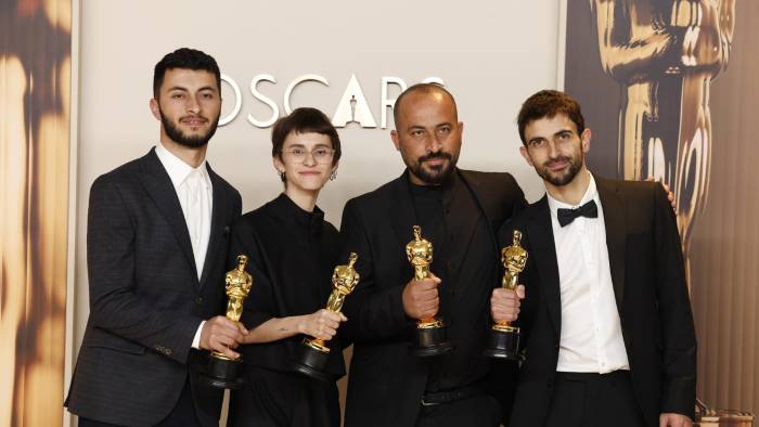 Basel Adra, Rachel Szor, Hamdan Ballal y Yuval Abraham, ganadores del premio al mejor largometraje documental por 'No Other Land'.