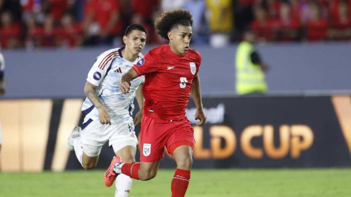 Adalberto Carrasquilla de Panamá patea un balón en un partido de la Concacaf entre Panamá y Costa Rica en el Estadio Rommel Fernández Gutiérrez.