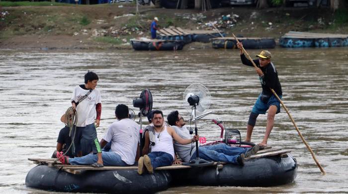 Migrantes cruzan el río Suchiate este miércoles, en la ciudad de Tapachula en el estado de Chiapas.