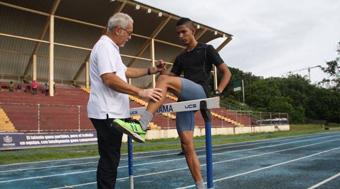 Pedro Aguilar prepara al vallista Luis Maldonado, ganador de oro y plata en los Centroamericanos de Atletismo U18 y U20.