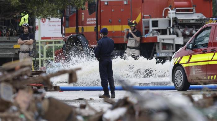 Bomberos y policía Nacional continúan en los trabajos de achique y búsqueda en el parking de Bonaire en Aldaia, Valencia, este lunes.