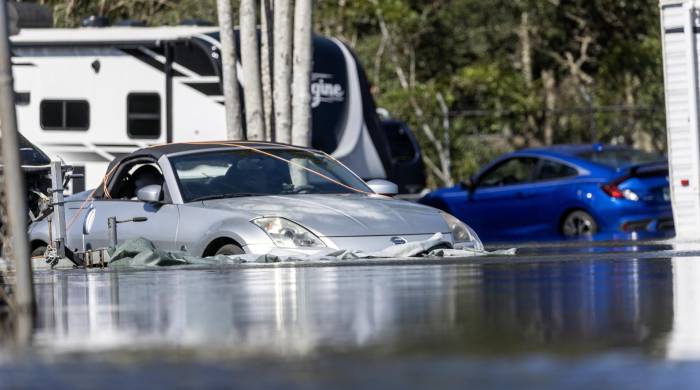 Un automóvil queda atrapado en una zona inundada dejada por el huracán Helene en Keaton Beach, Florida, EE.UU., el 27 de septiembre de 2024.