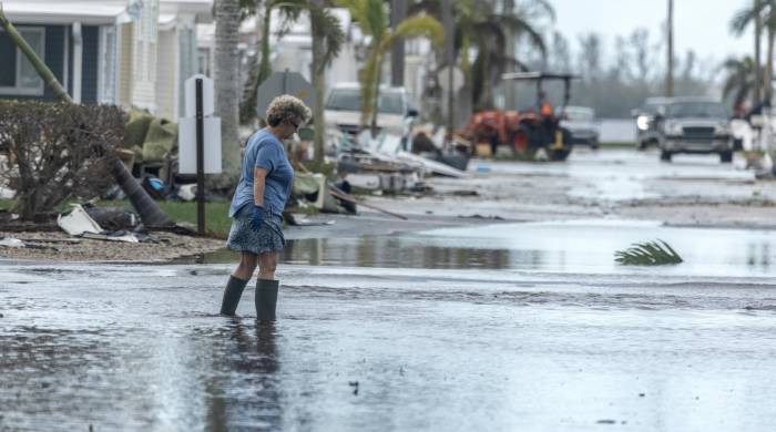 Una mujer camina por una calle inundada tras el paso del huracán Milton en Bradenton, Florida, EE.UU., el 10 de octubre de 2024.