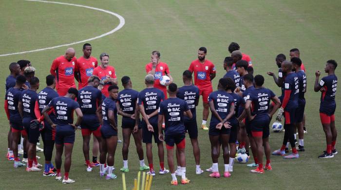 Jugadores de la Selección Nacional de Panamá antes de un entrenamiento.