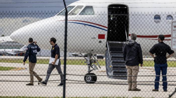 Oficiales se paran frente a un avión que, según las autoridades, pertenece al presidente venezolano Nicolás Maduro en el Aeropuerto Ejecutivo de Fort Lauderdale en Fort Lauderdale, Florida.