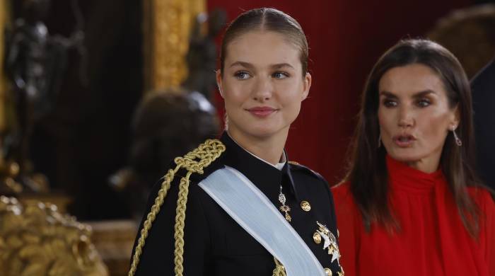 La reina Letizia y la princesa de Asturias, Leonor de Borbón presiden la recepción con motivo del día de la Fiesta Nacional de España, celebrada tras el tradicional desfile, este sábado en el Palacio Real de Madrid.