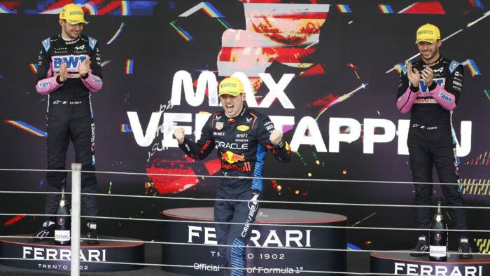 El neerlandés Max Verstappen (c) de Red Bull, celebra su victoria en el GP de Brasil.