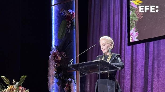 La diseñadora venezolana Carolina Herrara recibe un reconocimiento en la XXXVII edición de los premios de la Fundación Herencia Hispana este jueves, en el Kennedy Center en Washington (EE. UU).