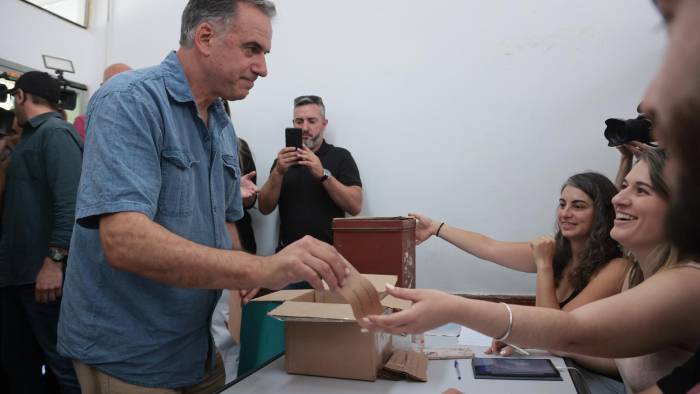 El candidato Yamandú Orsi ejerce su derecho al voto en la segunda ronda de las elecciones presidenciales en la localidad uruguaya de Canelones este domingo.