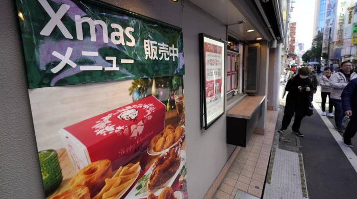 Restaurante de Tokioque ofrece pollo frito, la comida favorita de los japoneses en Navidad (Japón, Tokio) EFE/EPA/FRANCK ROBICHON