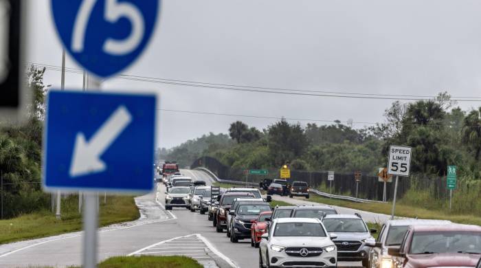 Antes de la esperada llegada a tierra del huracán Milton, una gran corriente de tráfico de evacuación se mueve lentamente hacia el sur desde el noroeste de Florida por la carretera interestatal 75, en Naples, Florida.