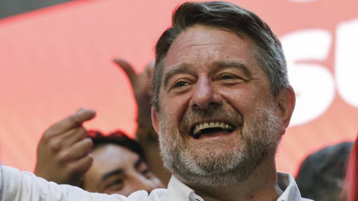 El candidato oficialista y actual gobernador de la Región Metropolitana del Gran Santiago, Claudio Orrego, celebra tras conocer los resultados de las elecciones regionales, este 24 de noviembre de 2024, en Santiago.