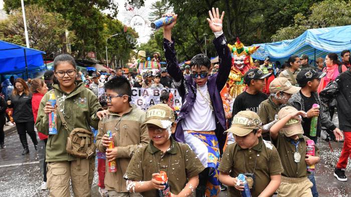 “Las ‘Chiquicoplas’ surgen a partir de una necesidad de los niños de ser escuchados y de situaciones reales que hemos conocido en casos de violencia donde los niños sufren porque ven a sus papás consumir bebidas alcohólicas y pelearse”, explicó a EFE la coordinadora nacional de Voces Libres, Mercedes Cortez.