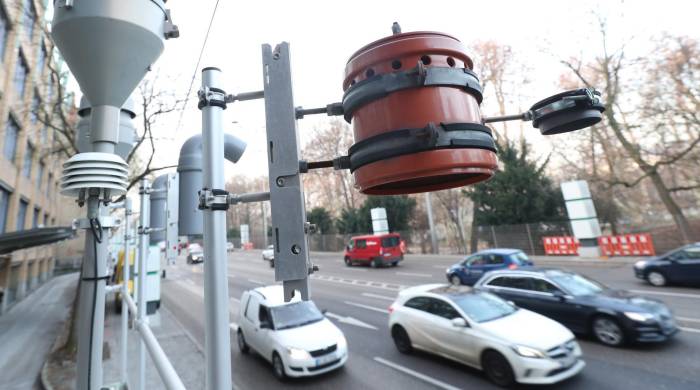 Un medidor de contaminación atmosférica en una calle en Stuttgart (Alemania).