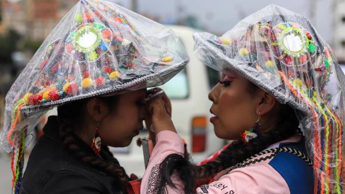 Un par de mujeres fue registrado este domingo, antes de participar del Jauk'añaso, un desfile folclórico que por primera vez recorrió las principales calles de La Paz como la antesala de lo que será el próximo 3 de marzo el Jis'ka Anata, la festividad pequeña del carnaval, en La Paz.