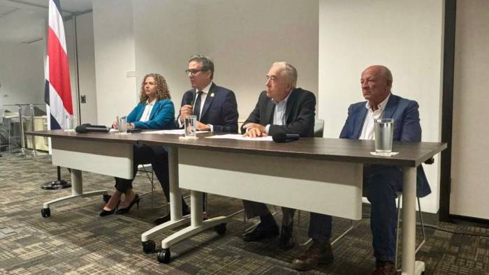 Manuel Tovar, titular del Ministerio de Comercio Exterior de Costa Rica, estuvo acompañado por Ivanna Quesada, Óscar Arias y Luis Eduardo Arata, durante la conferencia de prensa ayer.