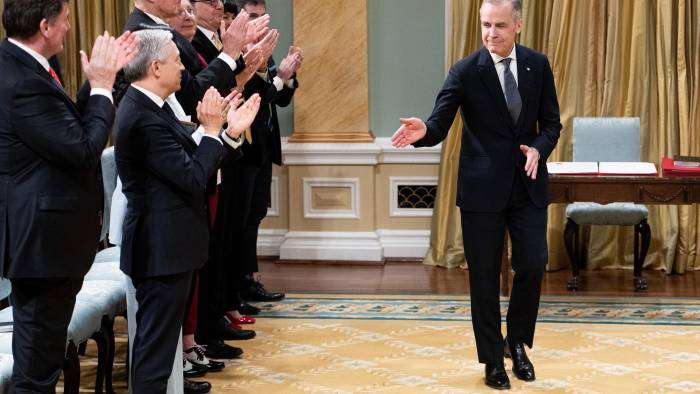 El primer ministro canadiense, Mark Carney (d), nuevo líder del Partido Liberal, saluda a su ministro de gabinete tras ser juramentado como primer ministro de Canadá en el Rideau Hall de Ottawa, Canadá.