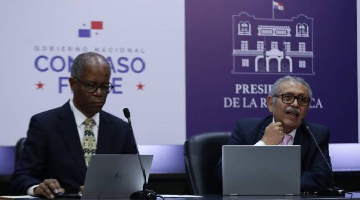 Rogelio Gordón, subdirector designado de la CSS, y Francisco Bustamante, asesor del despacho superior, durante la exposición del resumen de la reunión de este 30 de septiembre de las mesas que analizan el futuro de la CSS.