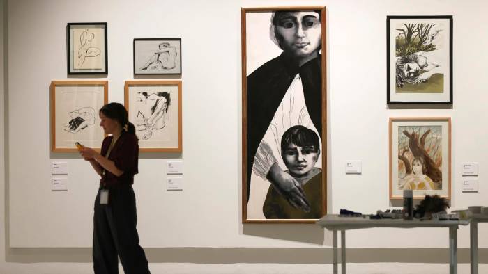 Una mujer recorre la exhibición 'Centenario José Venturelli. Humanismo y compromiso social', en el Centro Cultural La Moneda, en Santiago (Chile).