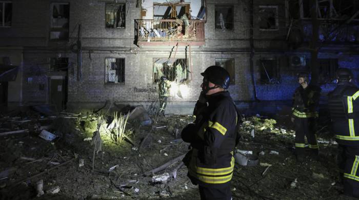 Rescatistas ucranianos trabajan en el lugar del bombardeo nocturno de un edificio residencial en Zaporiyia, Ucrania, el 23 de septiembre de 2024.