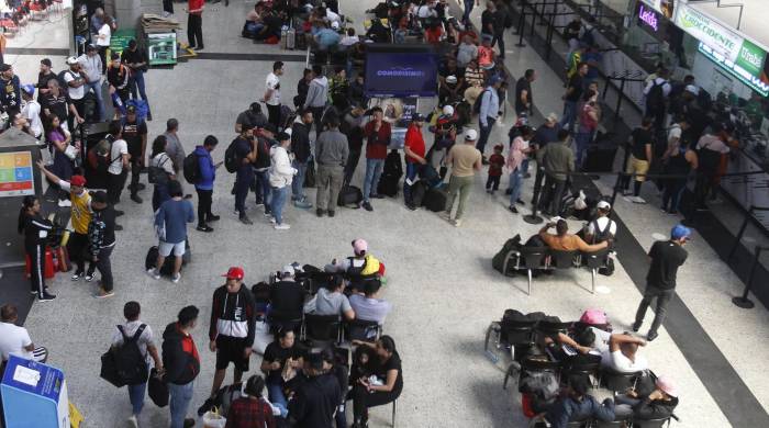 Fotografía de archivo en la que se registró a un grupo de viajeros al hacer fila para comprar boletos de autobuses intermunicipales, en la Terminal del Norte de Medellín (Colombia). EFE/Luis Noriega