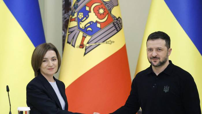 El presidente de Ucrania, Volodymyr Zelenski (d), y la presidenta de Moldavia, Maia Sandu (i), se dan la mano después de una conferencia de prensa conjunta tras su reunión en Kiev, Ucrania, el 25 de enero de 2025.